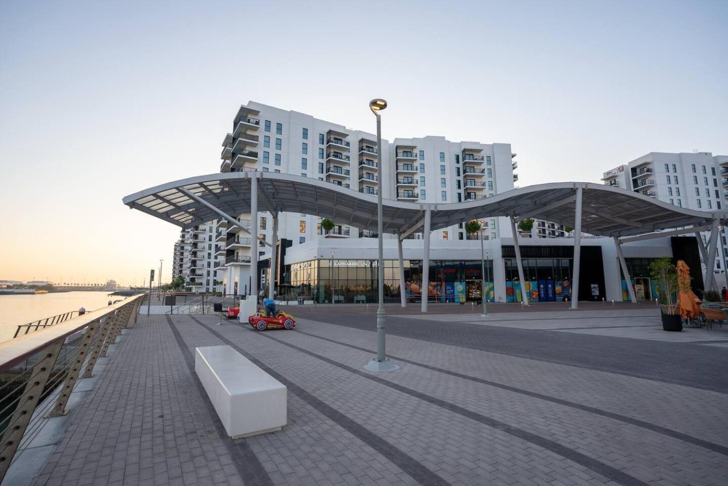 Romantic In Yas Canal View Apartment Abu Dhabi