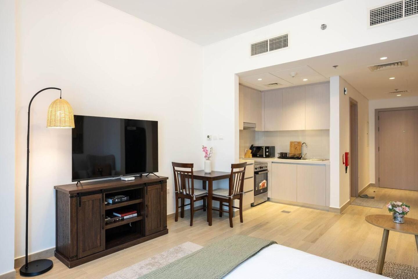 Romantic In Yas Canal View Apartment Abu Dhabi