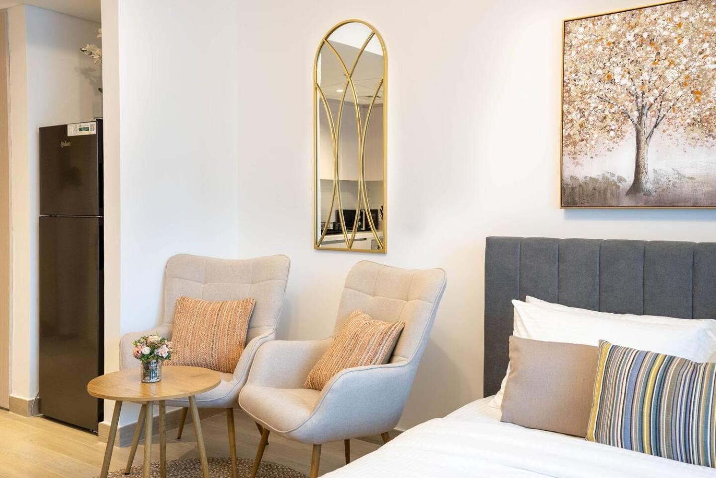 Romantic In Yas Canal View Apartment